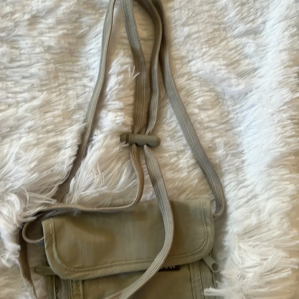 Lewis N Clark RFID blocking travel pouch and adjustable neck wallet - Picture 8 of 13